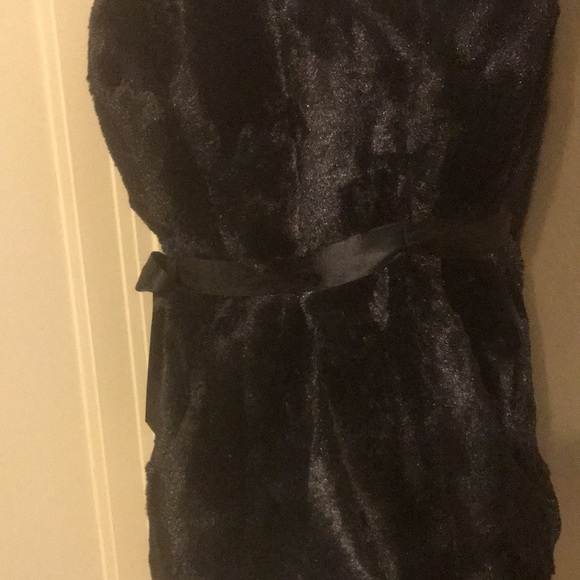 Size Medium 10/12 Velvet Vest fits more like a size 6 nice thin belt. - Picture 2 of 4